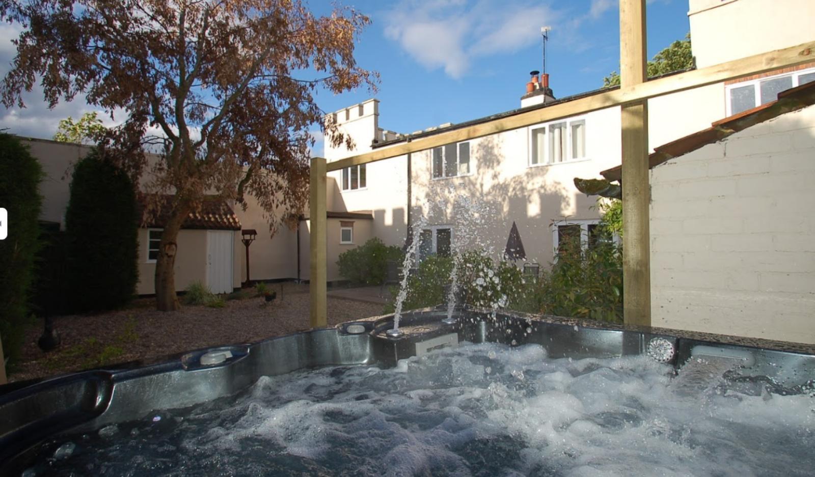 Hot tub at the East Wing at Rufford Park Lodge The East Wing At Rufford Park Lodge